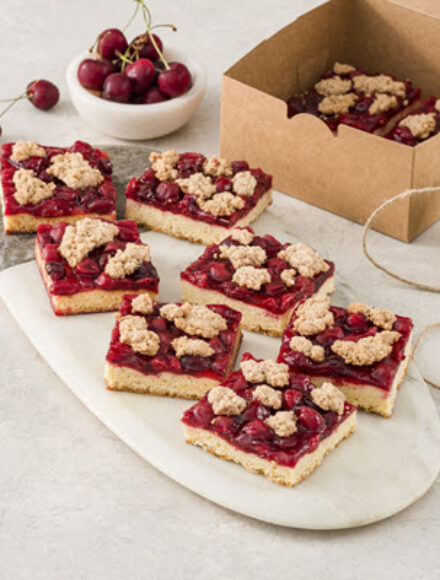CARRÉS SHORTCAKE AUX CERISES ET AUX CANNEBERGES
