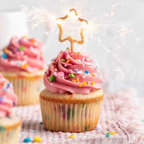 Petits gâteaux arc-en-ciel avec crème au beurre à la framboise