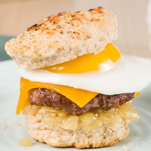 Sandwich Déjeuner Sur Biscuit aux Pommes