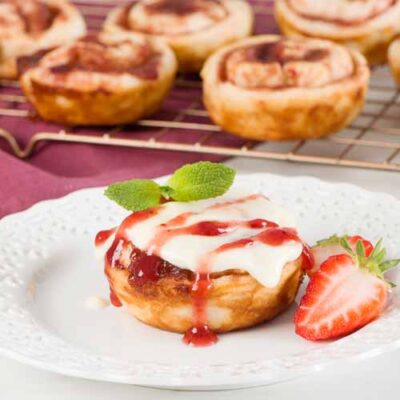 Brioches à la Cannelle et aux Rubans de Fraises