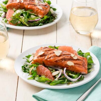 Saumon Grillé, Asperges et Salade de Roquette Avec Une Vinaigrette aux Baies