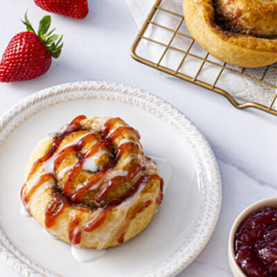 brioches à la cannelle et aux fraises