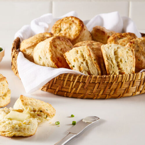 Biscuits au babeurre, au cheddar et à la ciboulette
