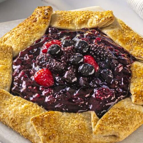 Galette au mascarpone, aux bleuets, aux framboises et aux mûres